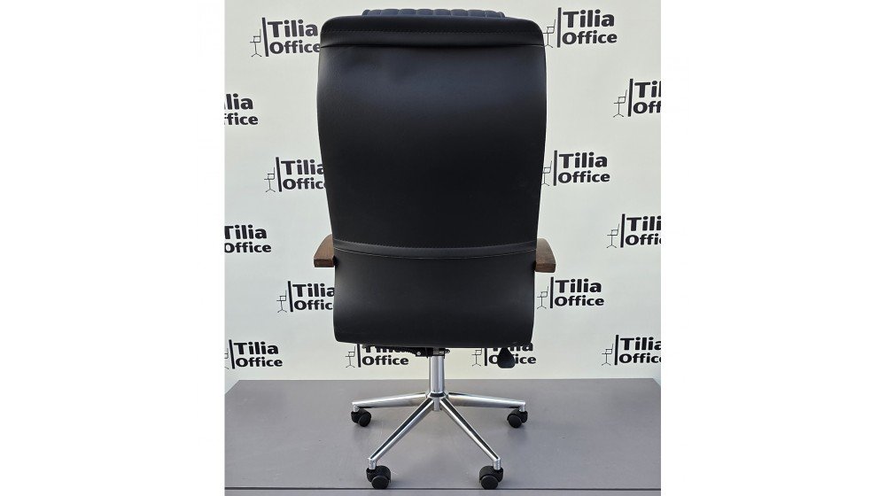 Tilia Mandela klasik makam koltuğu, siyah deri, baklava dikişli, ahşap ve krom detaylı kolçaklar.